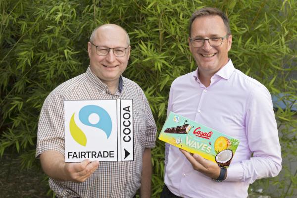 Hartwig Kirner, Fairtrade-Geschäftsführer  (li.) und Andreas Kutil, CEO Manner, bei der Besichtigung des Werkes in Woltersdorf inklusive Vorstellung der neuen „Wave“-Schokobanane.