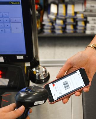 Über die MIA-App sammeln MPreis Mitarbeitern bei jedem Einkauf in den Märkten Rabatte, die sie als Gutschein bei Baguette, miniM, MPreis und T&G einlösen können. Die digitale Mitarbeiter-Karte bietet auch Zugang zu einer externen Vorteilswelt.
