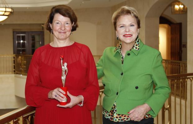 21. Preisträgerin Mestemacher Managerin des Jahres 2022 Astrid Teckentrup mit Dr. Ulrike Detmers.