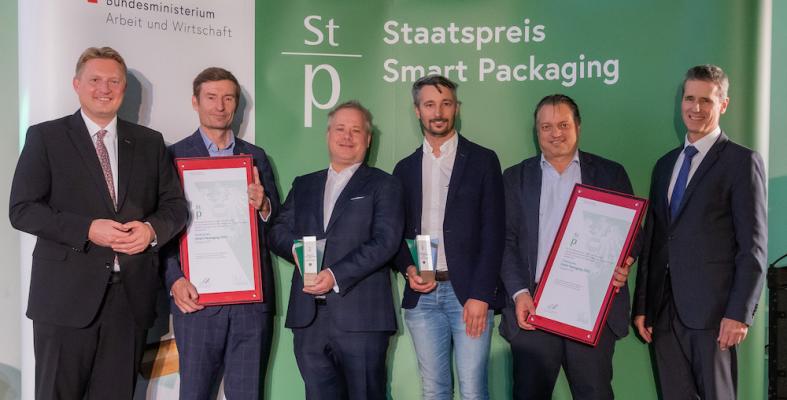 Staatspreis Smart Packaging an Vöslauer: v.li.n.re.: Roland Weinert (Sektionschef BMWA), Herbert Schlossnikl (Vöslauer), Gernot Pichler (Vöslauer), Sebastian Rosenberger (ALPLA), Jörg Schwärzler (ALPLA), Christian Holzer (Sektionschef BMK)
