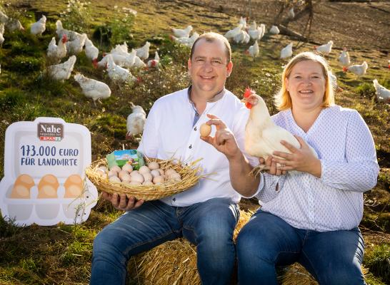 Das 5-Punkte-Eierprorgramm dient zum einen der Motivation für heimische landwirtschaftliche Betriebe und zum anderen besonders hohen Standards für Tierwohl und der Produktqualität. Familie Schmedler aus der Steiermark freut sich stellvertretend für die österreichische Landwirtschaft über die Eierprämie. 