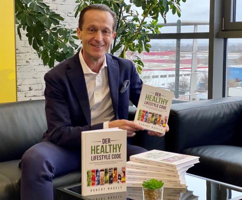 Rewe Vorstand Robert Nagele von seiner persönlichen Seite: er präsentiert sein Buch "Der Healthy Lifestyle Code".