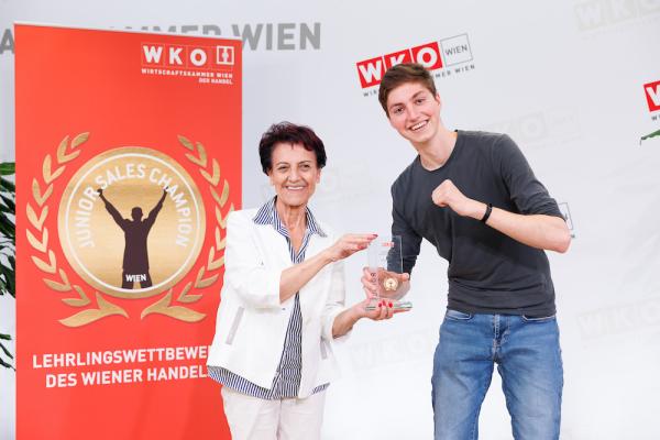 Bernhard Scholz, Wiens Junior Sales Champion 2023, mit Handels-Obfrau Margarete Gumprecht