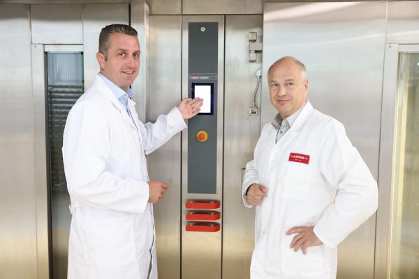 Ankerbrot: Johannes Ruisz, Geschäftsführer Produktion + Supply Chain (li.) und CEO Walter Karger mit dem neuen Thermo Oil Ofen in Lichtenwörth.