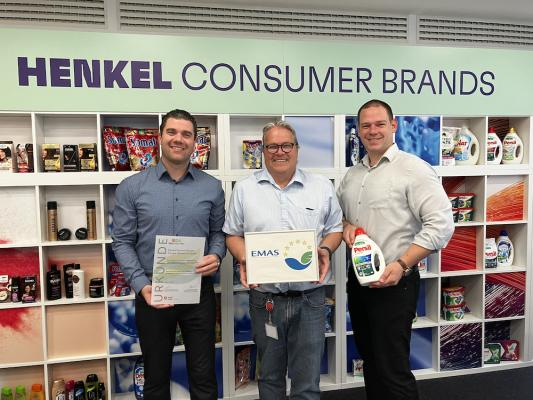 "Das Henkel-Werk in Wien bleibt weiterhin EMAS-zertifiziert", freut sich Christian Weiser (Mitte), SHE-Manager im Wiener Henkel-Werk, mit seinem Team Bernhard Cada (li) und Benedict Mayer (re).
