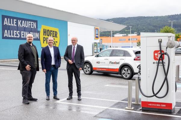Horst Leitner, CEO HOFER S/E und IKB-Vorstandsvorsitzender Helmuth Müller (r.) sowie Geschäftsführer der e-laden Tirol GmbH Lukas Wallner (l.) beim Lokalaugenschein vor der neuen E-Ladestation bei der HOFER Filiale in Innsbruck. 