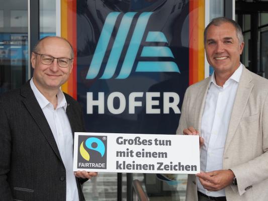Hartwig Kirner, Geschäftsführer von FAIRTRADE Österreich und Horst Leitner unterstreichen bei einem Treffen die Bedeutung der Kooperation von FAIRTRADE und HOFER.