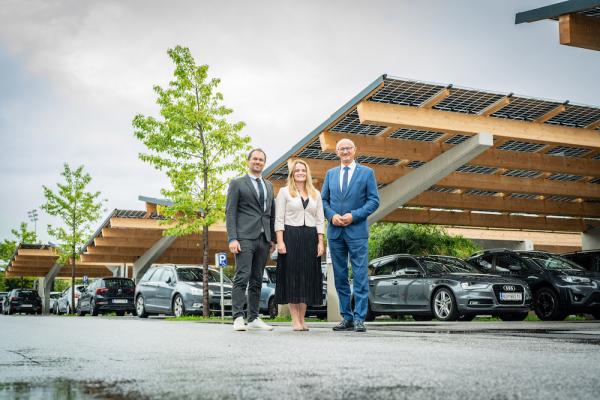 Freuen sich über die 250-KwP-Anlage am Parkplatz der SPAR-Zentrale in Wörgl: v. r. Landeshauptmann Anton Mattle gemeinsam mit Spar-Geschäftsführerin Patricia Sepetavc und dem Logistik- & Organisationsleiter Florian Peer.   