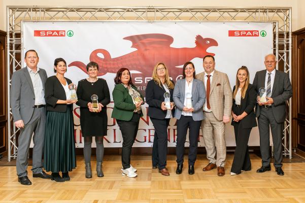 v.l.n.r.: Jasmin Lechner und Michael Raindl (SPAR-Supermarkt Raindl/Lechner, St. Peter in der Au, Oberösterreich), Julia Kapeller (SPAR-Supermarkt Kapeller, Obervellach (Kärnten), Kornelia Stockreiter (Marktleiterin SPAR-Supermarkt Landmarkt Admont, Admont, Steiermark), Birgit Uher, EUROSPAR-Markt Uher, Bad Erlach, Niederösterreich), Corinna Schedler und Hanno Schwendingern (SPAR-Supermarkt Schedler, Krumbach, Vorarlberg), Anna Mavrin und Karl-Heinz Mavrin (SPAR-Supermarkt Mavrin, Salzburg, Salzburg)