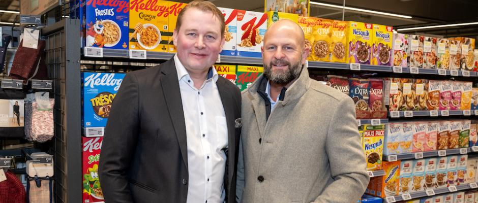 v.l.n.r.: Emir Spahic (BILLA PLUS Kaufmann in Pottendorf) und Harald Mießner (BILLA Vorstand Vertrieb) freuen sich über die Eröffnung des ersten BILLA PLUS Marktes, der von einem Kaufmann selbständig geführt wird.