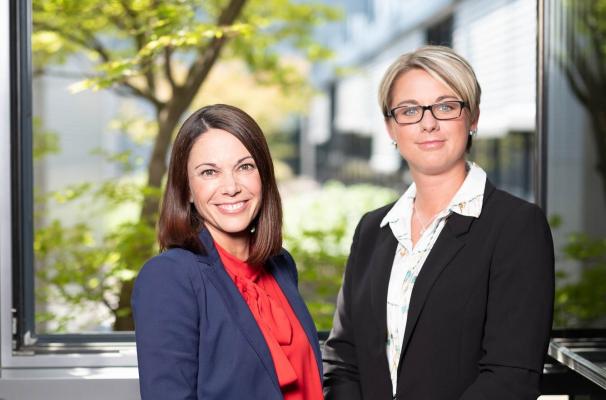 Ines Schurin, Leiterin Unternehmenskommunikation, und Claudia Anders. Bereichsleitung „Konzern Media Services“.