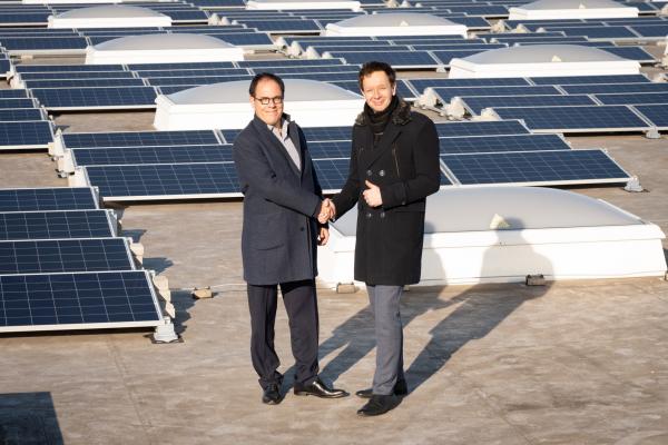 Xavier Plotitza, CEO von Metro Österreich (li.) mit Karl Gruber, Geschäftsführer von Wien Energie auf dem Dach des Metro Großmarktes Simmering.