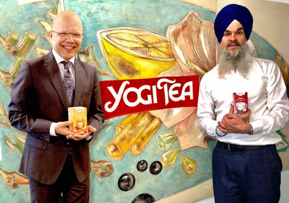 Dr. Andreas Nentwich (li.), Geschäftsführer Maresi Austria und Sat Dharm Singh Khalsa, Geschäftsführer Yogi Tea