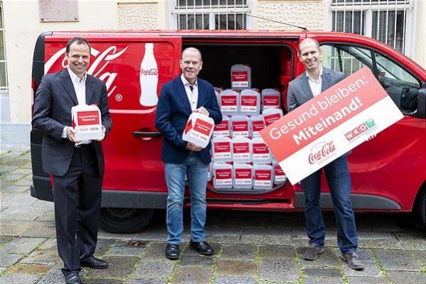 Miteinand gesund bleiben: Desinfektionsmittel für Gastronomen von links nach rechts: Philipp Bodzenta (Coca-Cola Österreich), Peter Dobcak (WKW), Herbert Bauer (Coca-Cola HBC Österreich)