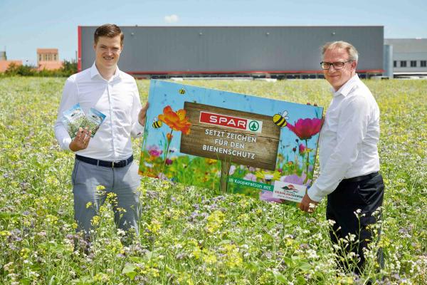 v.l.n.r DI(FH) Johann Kaufmann (Geschäftsführer Fleischhof Raabtal) und Hr. Mag. Christoph Holzer (Geschäftsführer SPAR Steiermark und Südburgenland) setzen sich für den Schutz der Bienen ein.