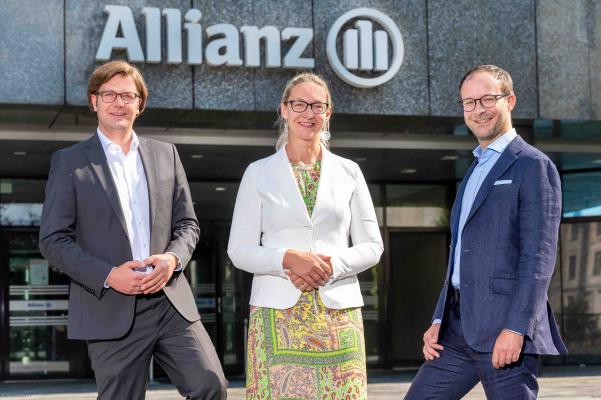 v.l.n.r: Mario Günther Rauch und Ulrike Kittinger, Geschäftsführer des jö Bonus Clubs, Rémi Vrignaud, CEO der Allianz Österreich