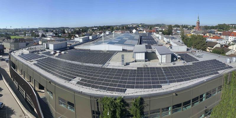 Photovoltaik-Anlagen auf Shopping-Centern der SES