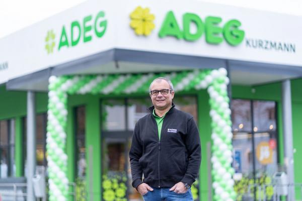 Hans-Peter Kurzmann vor seinem ADEG-Markt