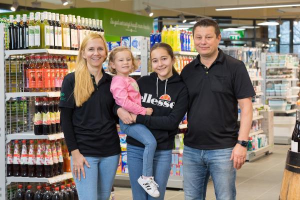Gemeinsam mit seiner Familie feierte Dragan Zubcic die Wiedereröffnung seines ADEG-Marktes. 