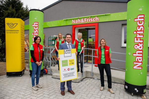 Christoph Veit, Bürgermeister von Ebenthal, mit den vier neuen Mitarbeiterinnen des Land Partners "Unser G'schäft für Ebenthal"
