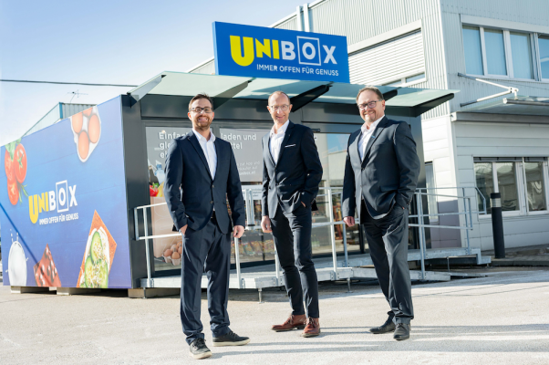 Die neue UniBox mit Ihren Ideengebern (v.l.:) Dominik Leitner, Andreas Haider und Robert Knöbl
