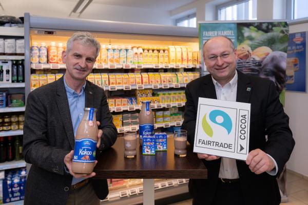 Geschäftsführer der Berglandmilch Josef Braunshofer (li.) und Geschäftsführer Fairtrade Österreich Hartwig Kirner (re.) freuen sich über die Zusammenarbeit von Berglandmilch & Fairtrade.