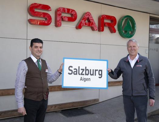 Spar-Kaufmann Raimund Haas (rechts) tritt in den Ruhestand und übergibt den Markt an Spar-Kaufmann Mario Ouslati.