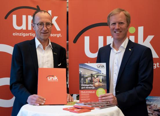 Andreas Haider (Unimarkt), links im Bild, und Julius Kiennast (Handelshaus Kiennast) gründen unik GmbH.