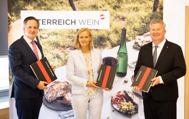 Erster digitaler Weinatlas: v.l.n.r.: Johannes Schmuckenschlager (Präsident Österreichischer Weinbauverband), Susanne Ertler-Staggl (Projektleitung ÖWM), Chris Yorke (Geschäftsführung ÖWM) 