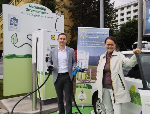 Alessandro Wolf (Vorsitzender der Geschäftsleitung von Lidl Österreich) präsentierte Stadträtin Martina Berthold die E-Tankstelle in der Robinigstraße in Salzburg.