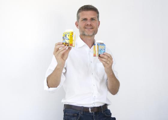 SalzburgMilch Marketingleiter Florian Schwap mit den neuen Trinkhalmen aus Papier.