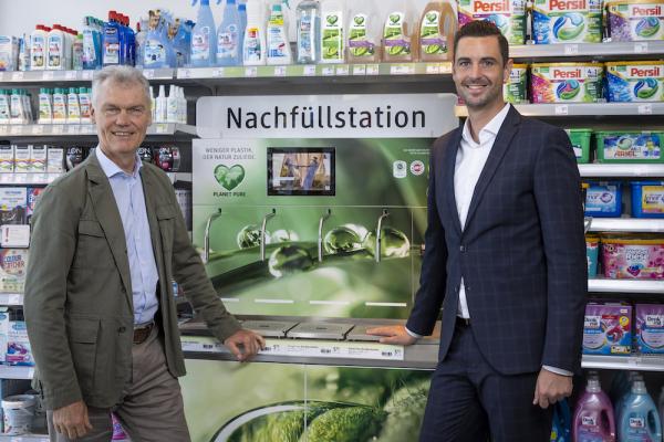Alain Bauwens, Planet Pure Geschäftsführer, und Christian Freischlager, dm Ressortleiter für Marketing & Einkauf (v.l.).