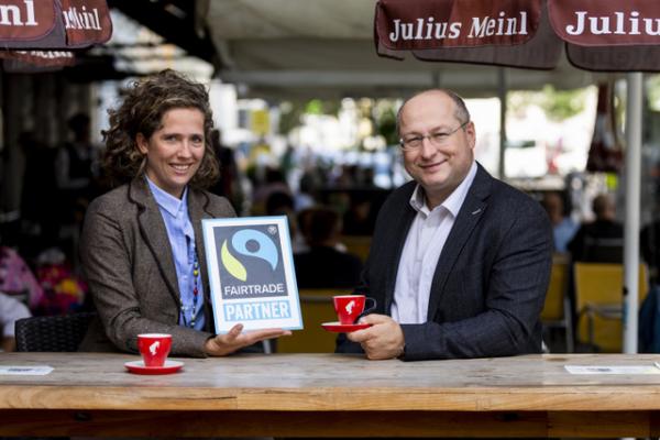 Julius Meinl-Geschäftsführerin Dr. Christina Meinl und Hartwig Kirner, Geschäftsführer Fairtrade Österreich, freuen sich über 20 Jahre gute Partnerschaft.
