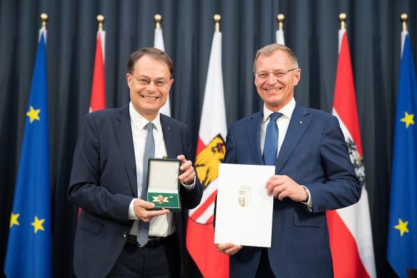 Spar-Aufsichtsratsvorsitzender Dr. Gerhard Drexel erhielt das Goldene Ehrenzeichen des Landes Oberösterreichs von Landeshauptmann Mag. Thomas Stelzer.  