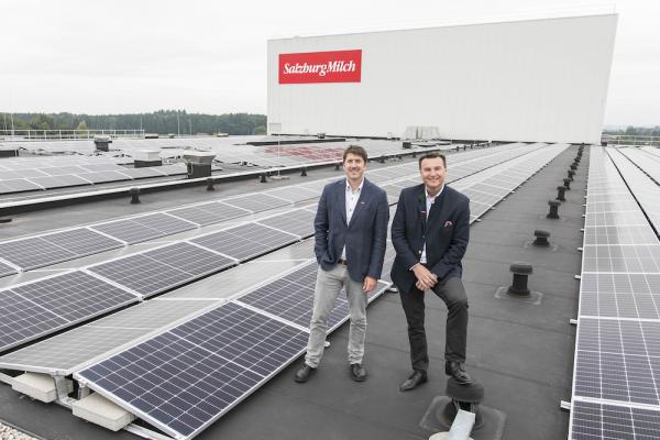 Matthias Greisberger und Andreas Gasteiger vor Salzburgs größter Aufdach-Photovoltaikanlage.