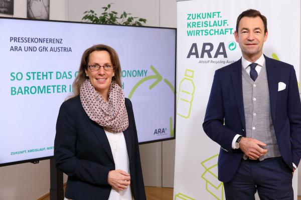 Mag. Ursula Swoboda (Commercial Director GfK Austria) und Dr. Harald Hauke (Vorstand ARA) präsentieren die neuesten Ergebnisse des „Circular Economy Barometer 2021“ und wie es um die Kreislaufwirtschaft in Österreichs Unternehmen bestellt ist.