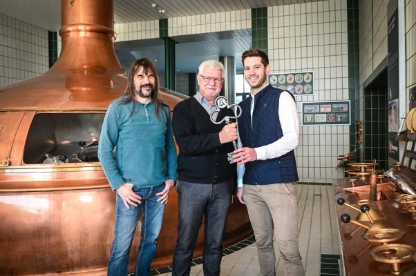 Brauerei Fohrenburg: (v. l.): Geschäftsführer Wolfgang Sila freut sich, dass Braumeister Josef Wasner seinen Nachfolger Felix Schiffner noch gut in die Brauereiabläufe einweisen kann.