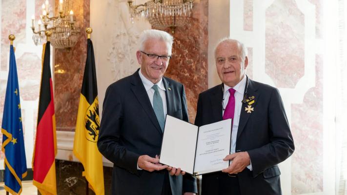 2019: Ministerpräsident Winfried Kretschmann (l.) ehrte Prof. Götz W. Werner (r.)