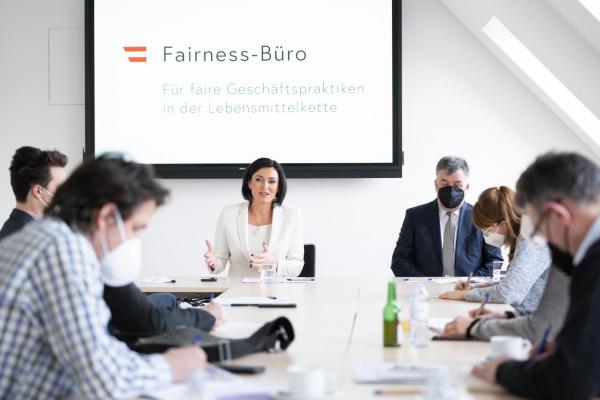 Elisabeth Köstinger und Johannes Abentung bei der Vorstellung des neuen Fairness-Büros.