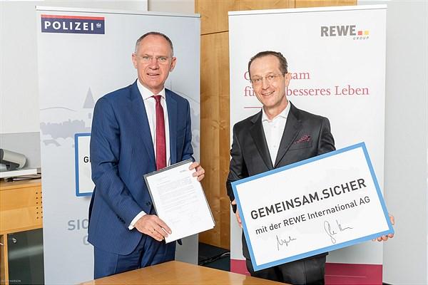 Innenminister Gerhard Karner und BILLA Vorstand Robert Nagele zeigen sich erfreut nach der Unterzeichnung der Kooperationsvereinbarung.