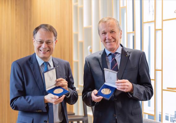 Am 65. Internationalen Spar-Kongress in Amsterdam erhielten Dr. Gerhard Drexel und Mag. Rudolf Staudinger für ihre langjährigen Verdienste für Spar in Österreich sowie auf internationaler Ebene die Van-Well-Medaille.