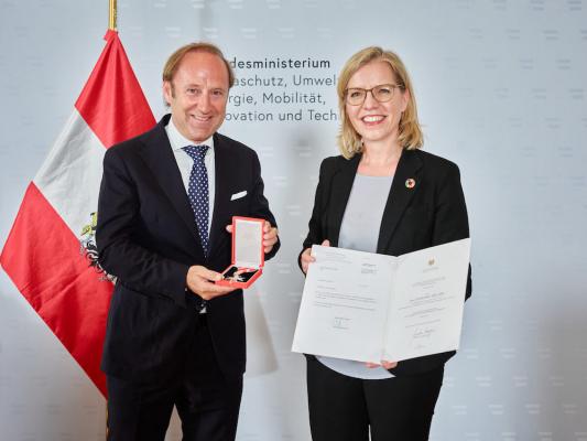 Aus den Händen von Bundesministerin Leonore Gewessler erhielt Ökopionier und claro Gründer Josef Dygruber das Silberne Ehrenzeichen für Verdienste um die Republik Österreich.