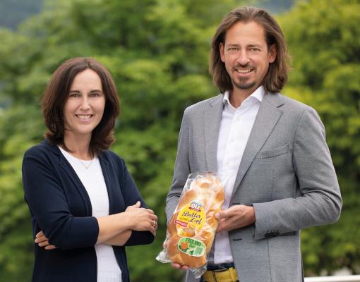 Marketingleiterin Doris Wendel und Ölz-Geschäftsführer und Miteigentümer Florian Ölz mit Butterzopf