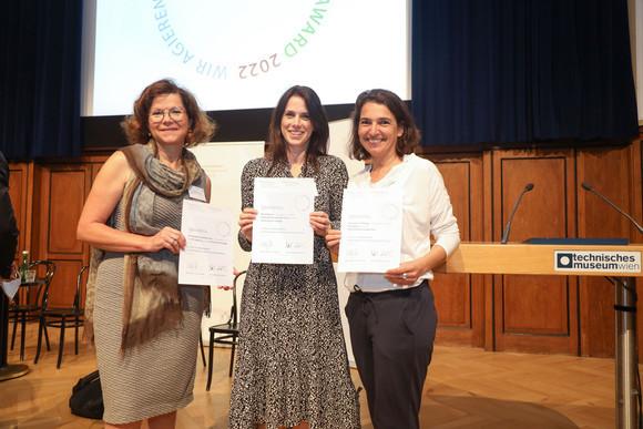 Im Rahmen der Verleihung des Austrian Sustainability Award 2022 durfte Frau Christina Holweg gemeinsam mit Frau Eva Lienbacher und Frau Christine Vallaster von der FH Salzburg die Prämierung für 2. Platz in der Kategorie „Kategorie Kommunikation und Entscheidungsfindung“ entgegennehmen.