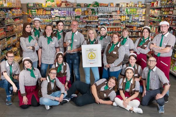 Das gesamte Spar-Team aus Schwarzach freut sich über die Auszeichnung mit der „Goldenen Spar-Tanne“ in Tirol, die Auszeichnung für Spar-Supermärkte.