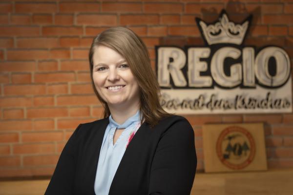 Sarah Muckenhuber (32), ist seit Anfang Juli 2022 neue Key Account Managerin der Regio Kaffeerösterei und Teeabpackung, Österreichs größter Kaffeerösterei mit Sitz in Marchtrenk.