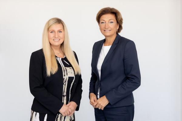 Birgit Rechberger-Krammer (re) und Jaroslava Haid-Jarkova werden zukünftig die Leitung der von Henkel neu geschaffenen Henkel Consumer Brands, dem Zusammenschluss von Laundry & Home Care und Beauty Care zu einem Geschäftsbereich, übernehmen.