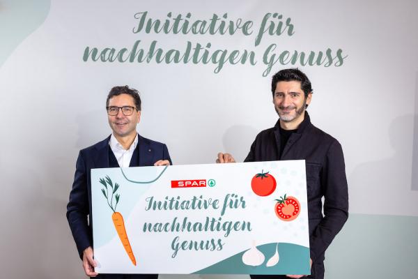 Spar-Vorstand Mag. Markus Kaser und Paul Ivić, der Pionier der vegetarischen Sterneküche, verkünden den Start der gemeinsamen Initiative für nachhaltigen Genuss.