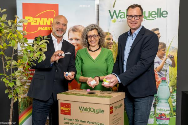 v.l.: Penny Geschäftsführer Ralf Teschmit, Waldquelle Mineralwasser Geschäftsführerin Monika Fiala und Penny Geschäftsführer Mario Märzinger. 