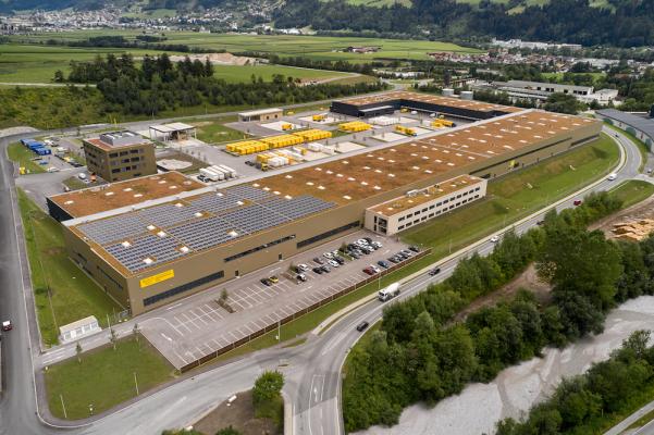 Nach eineinhalb Jahren Bauzeit fand heute, Freitag, die feierliche Inbetriebnahme des neuen Logistikzentrums Tirol in Vomp statt. 